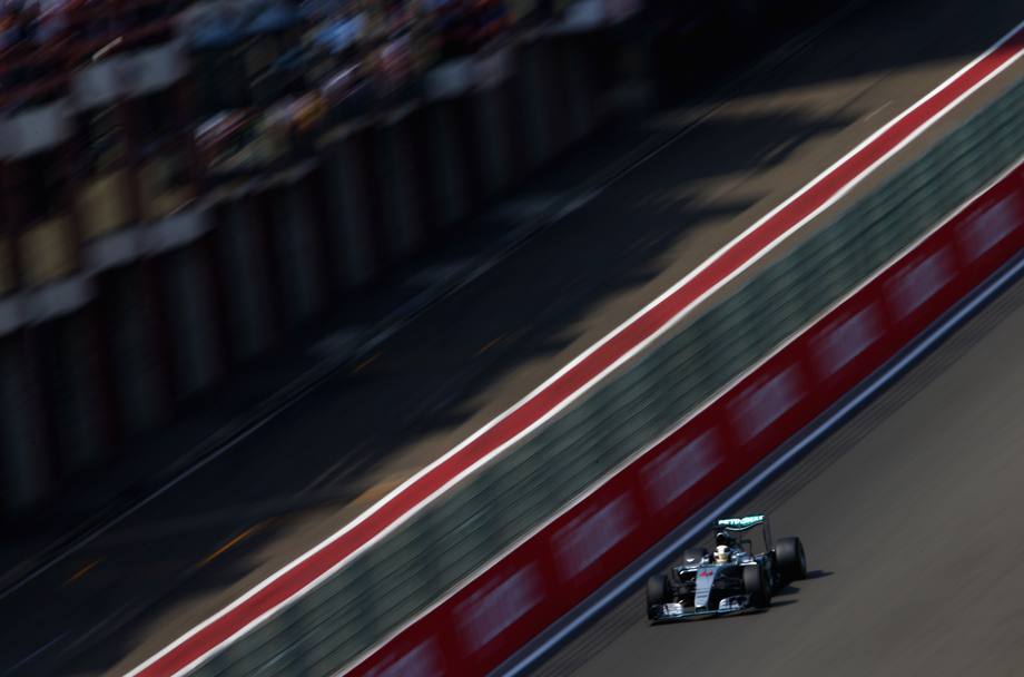 Lewis Hamilton in azione sul circuito di Spa, per il Gran Premio del Belgio di Formula Uno. 
